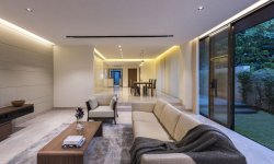 Просторный и изящный интерьер дома в Сингапуре