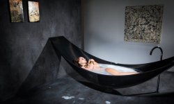 Подвесная ванная The Hammock Bath из углепластика