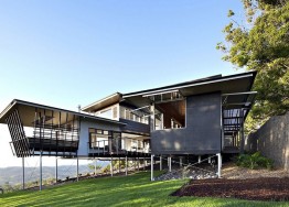 Дом на сваях Maleny House от Bark Design Architects