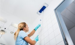 5 советов как помыть матовые натяжные потолки