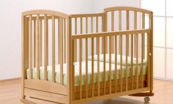 Какая кроватка лучше для малыша – маятник или качалки