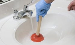 5 способов быстро справиться с засором в ванной и раковинке