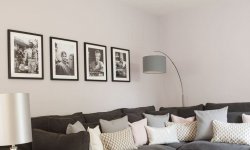 Сочетание цвета мягкой мебели с интерьером гостиной