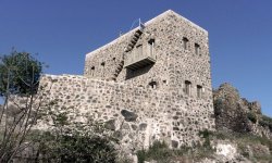 Частный замок на острове Нисирос