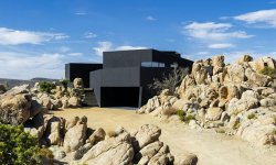 Черный дом в степи Калифорнии
