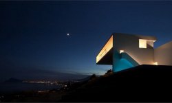 Невероятный дом на скале в Испании