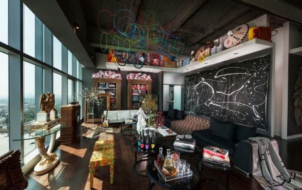 Творческий беспорядок пентхауса High Rise в Лос-Анджелесе