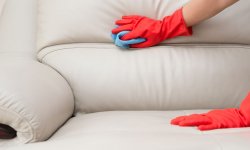 Как быстро очистить обивку дивана и кресел