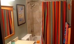 Как добавить цвет и выразительность ванной комнаты не тратясь на замену отделки