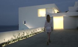 Невероятный дом на скале в Испании (видео)