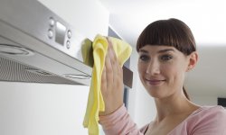 Как правильно почистить вытяжку на кухне
