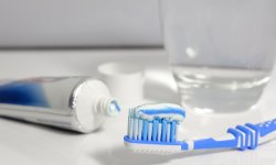 Как применить обычную зубную пасту в уходе за домом