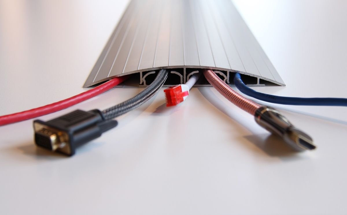 Как спрятать провода с кабелями_6