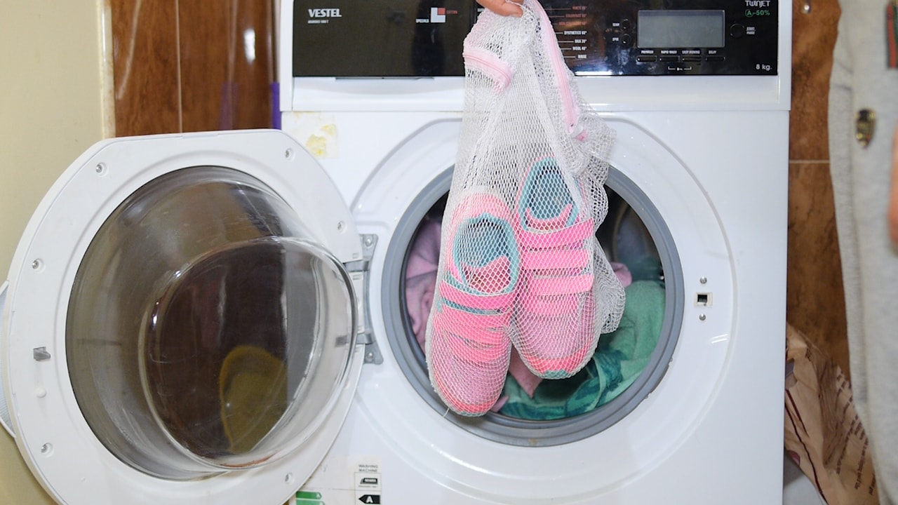 Можно кроссовки стирать в стиральной машинке. Кроссовки в стиральной машине. Мешок для стирки кроссовок в стиральной машине. Стиральная машинка для кроссовок. Стирка кроссовок в стиральной машине.