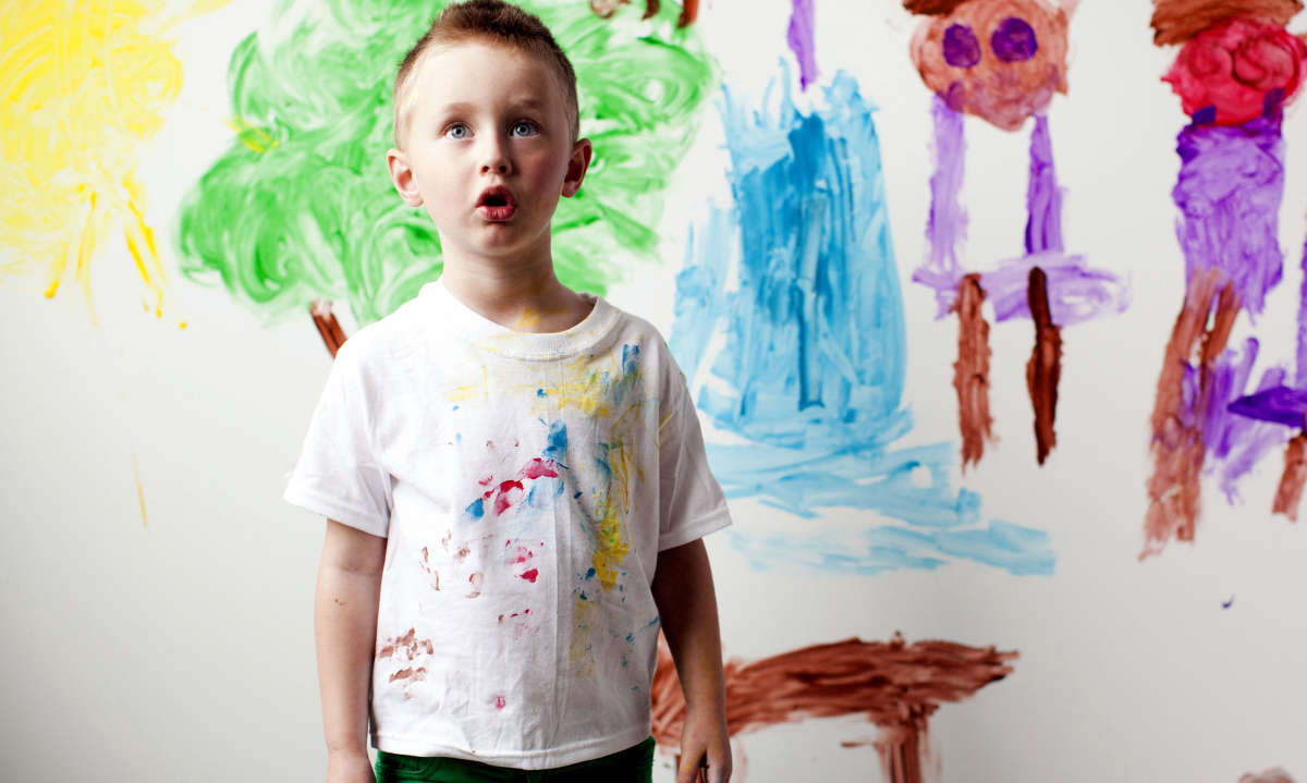 Испачканная красками одежда для детей