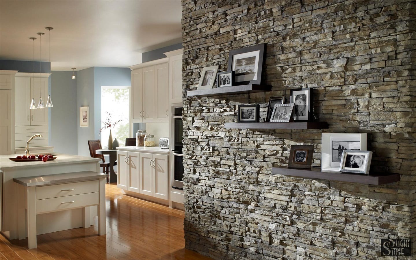 Оформление декоративным камнем стены на кухне