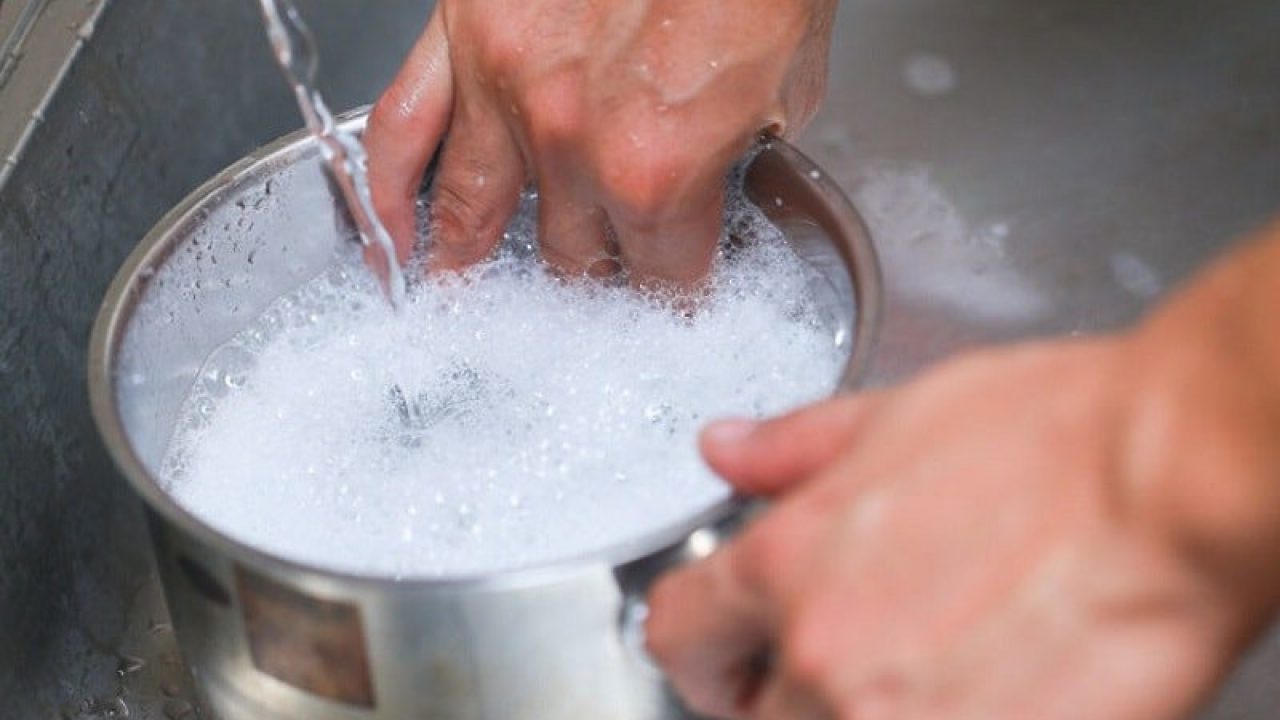 Воду можно кипятить в любой стеклянной посуде. Мыльный раствор. Мытье посуды. Мытье кастрюли. Мыльный раствор в кипяченой воде.