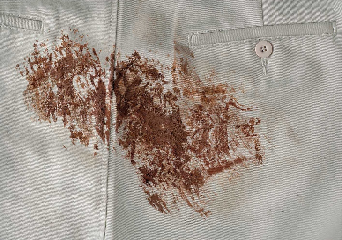 Насколько грязно. Ржавчина на одежде. Пятна ржавчины на одежде. Засошкашая кровь на ткани.