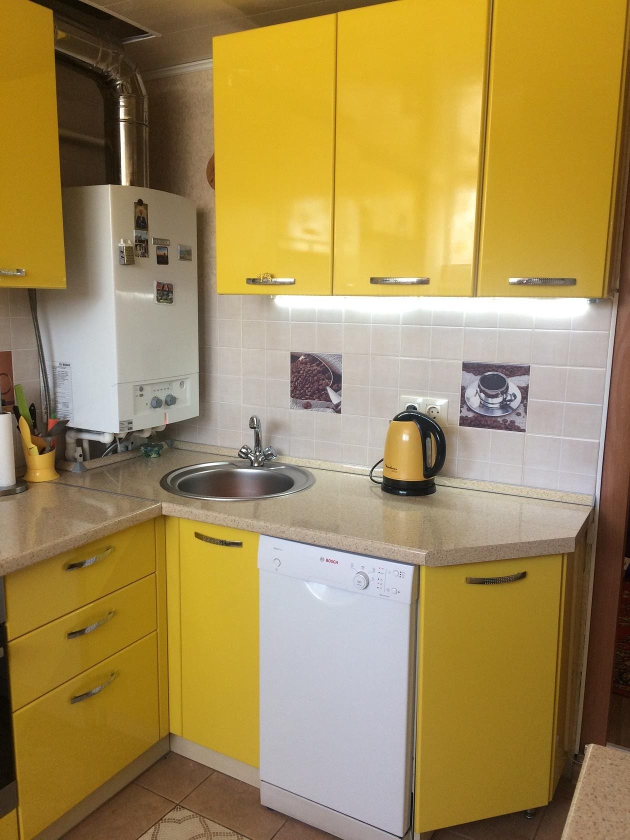 Кухонные гарнитуры для маленькой кухни с газовой колонкой фото дизайн