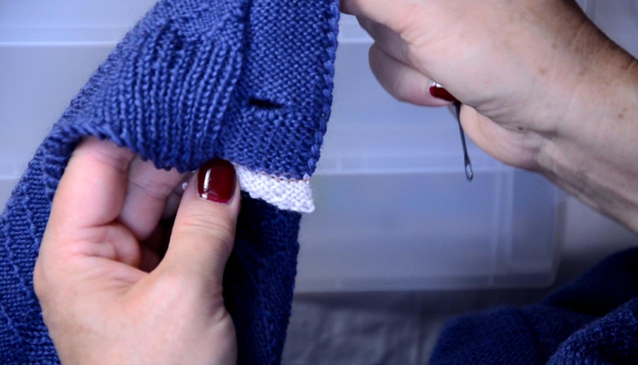Как правильно постирать шерстяной свитер своими руками
