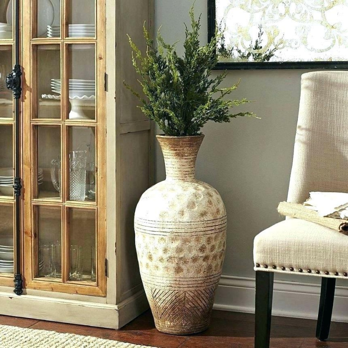 Как украсить интерьер квартиры вазами